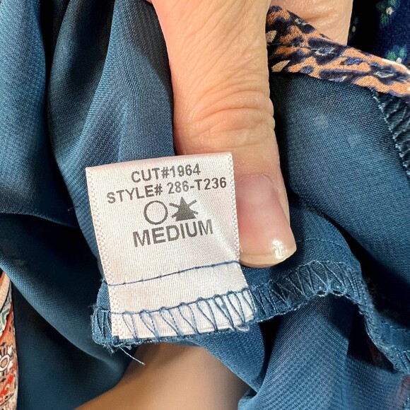 Gibson Latimer Geometric 3/4 Sleeve Tie Front Blouse Size Medium - Picture 8 of 9